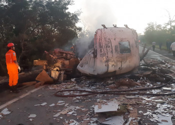 Carreta pega fogo após colisão com outra carreta na BR 222 em Piripiri; Veja vídeo